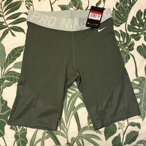 Brand New Women’s Nike Pro Bike Shorts Size Large